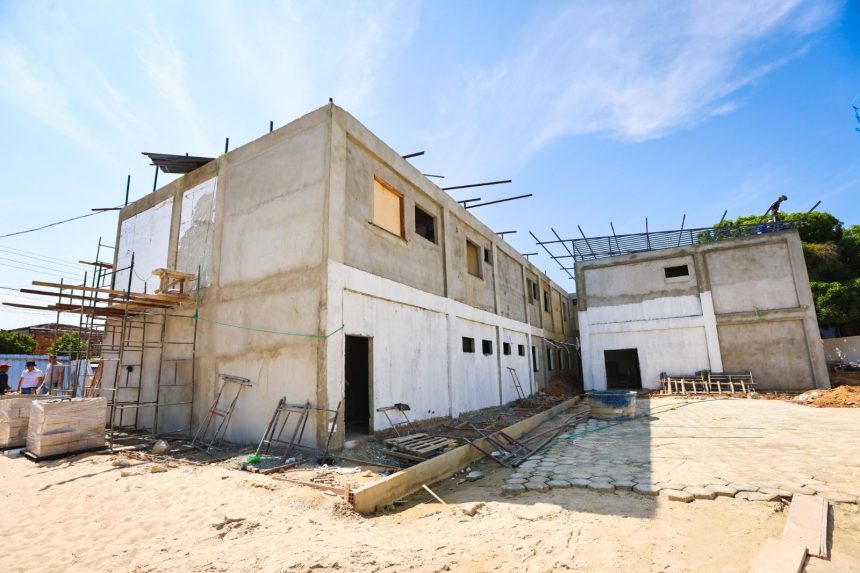 Prefeito David Almeida vistoria avanço das obras de UBS no bairro Compensa, zona Oeste