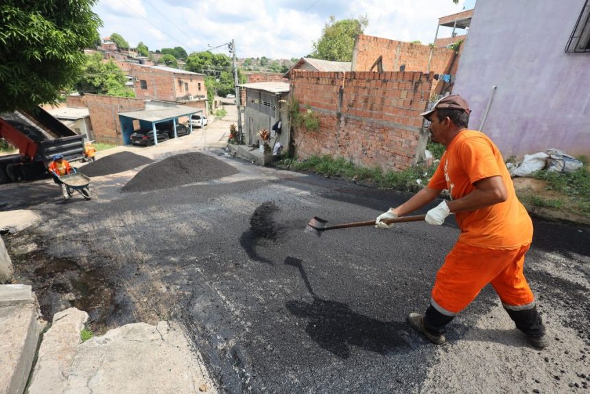 Trecho da comunidade Novo Reino recebe serviços de recuperação asfáltica da Prefeitura de Manaus