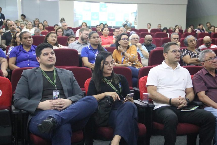 Prefeitura de Manaus realiza palestra sobre a utilização responsável dos recursos naturais para gestores da Semed