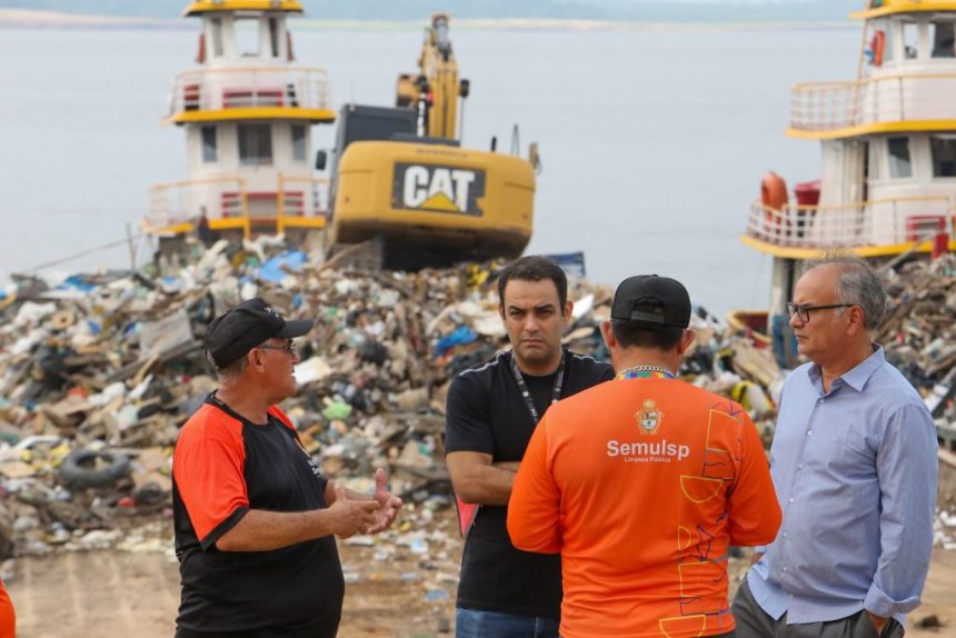 Prefeitura de Manaus promove grande ação de limpeza na orla do rio Negro