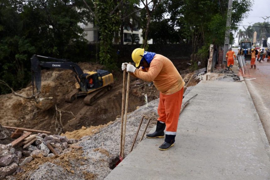 Prefeitura de Manaus trabalha com duas frentes de serviços na avenida Mário Ypiranga Monteiro