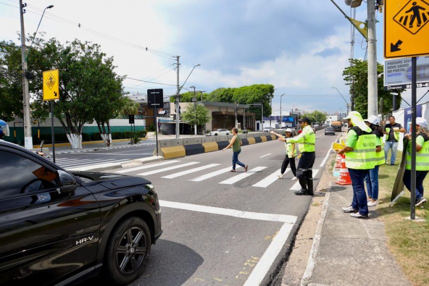 Prefeitura de Manaus promove ação educativa sobre respeito à faixa de pedestre