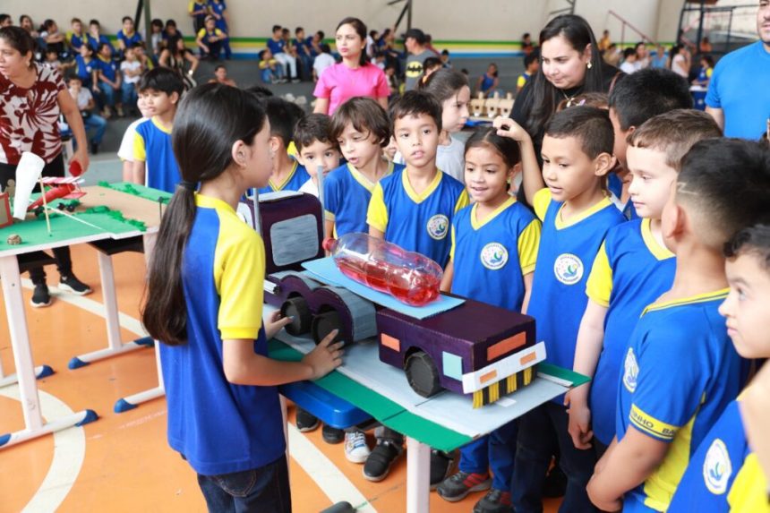 Projeto ‘Aprender e Brincar’ no Balbina Mestrinho une alunos e seus familiares na produção de protótipos de meios de transporte