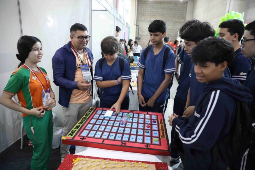 Alunos da rede estadual de ensino apresentam projetos na 4ª Feira Amazonense de Matemática