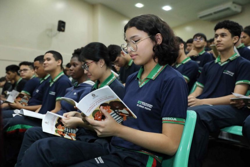 Alunos da rede estadual de ensino recebem cartilha do TJAM para adolescentes sobre combate à violência doméstica