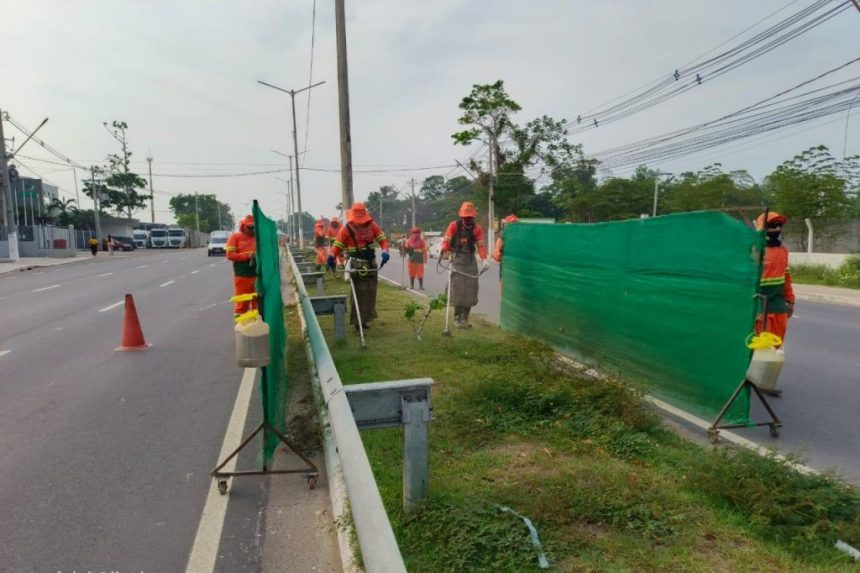 Prefeitura de Manaus realiza manutenção e limpeza na estrada do Turismo