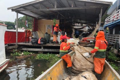 Coleta de resíduos em balsas, orlas e na marina do Davi é realizada diariamente pela Prefeitura de Manaus