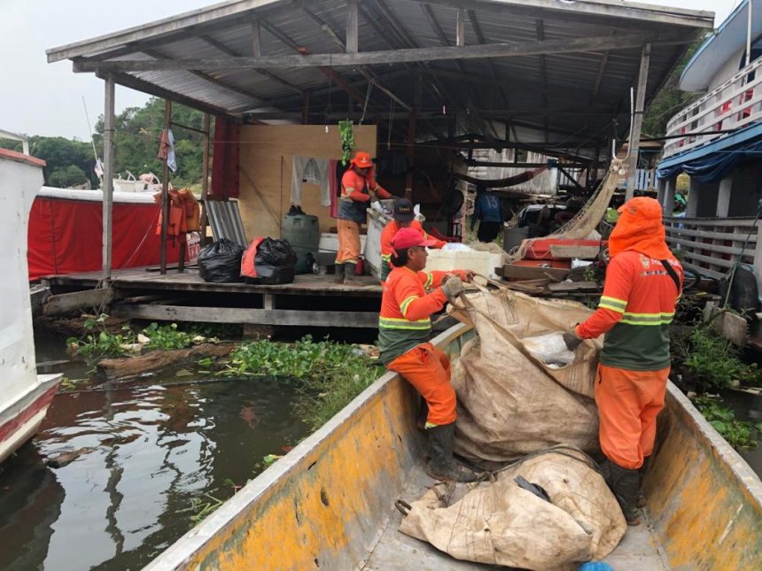 Coleta de resíduos em balsas, orlas e na marina do Davi é realizada diariamente pela Prefeitura de Manaus
