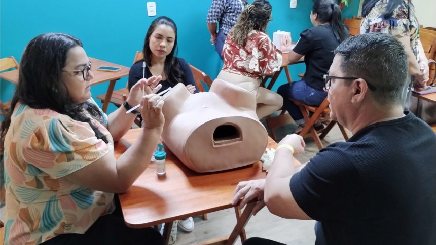 Profissionais de saúde da zona Leste participam de curso de coleta do exame preventivo em meio líquido
