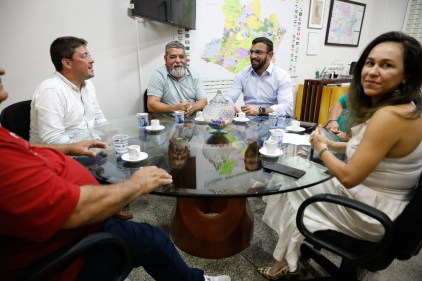 Governo do Amazonas e cooperativas do transporte alternativo definem cronograma de repasses do convênio do Passe Livre