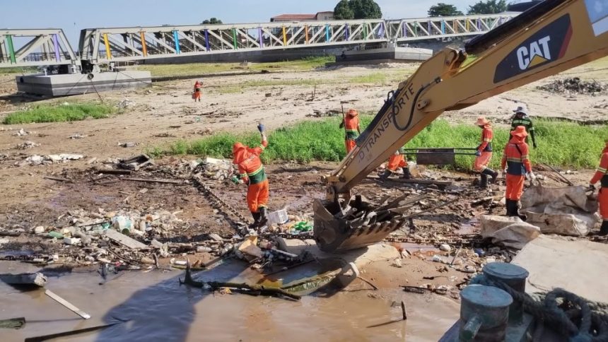 Prefeitura intensifica limpeza na orla do rio Negro durante período de seca e pede apoio da população