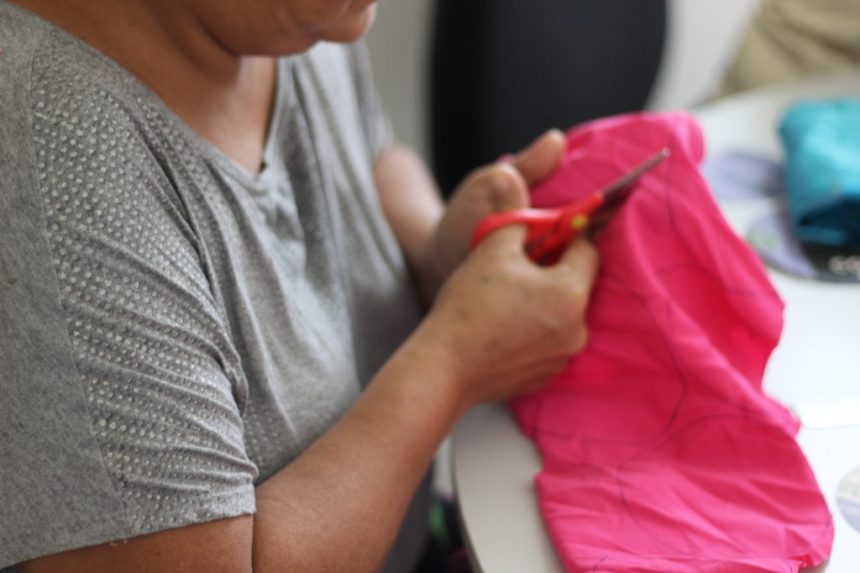 Prefeitura de Manaus realiza oficina de artesanato para mulheres atendidas em casa de acolhimento