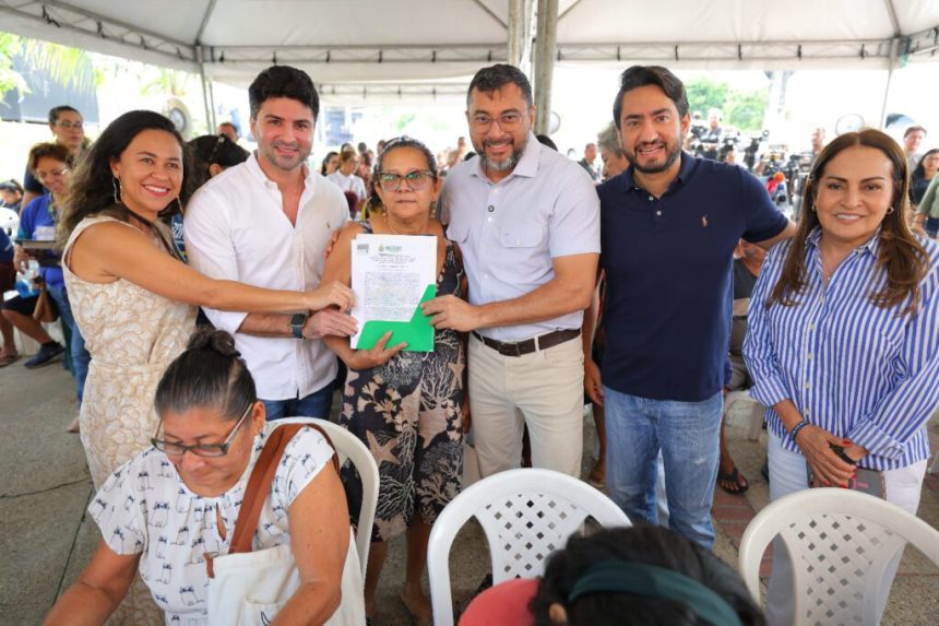 Governador Wilson Lima entrega títulos definitivos para moradores do Residencial Gilberto Mestrinho, alcançando mais de 17 mil imóveis regularizados