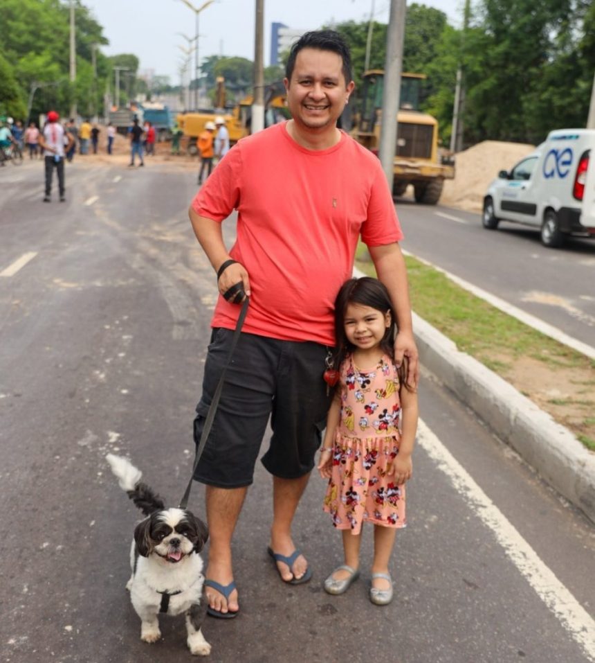 Prefeitura de Manaus escava oito metros de profundidade para retirar antiga tubulação na avenida Mário Ypiranga Monteiro