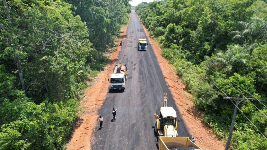 Pavimentação do ramal da Cabeceira do Purupuru, no Careiro Castanho, segue em ritmo acelerado