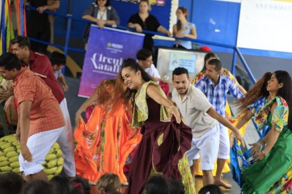 Balé Folclórico do Amazonas apresenta a montagem ‘Cristo Ribeirinho’ para alunos da rede pública