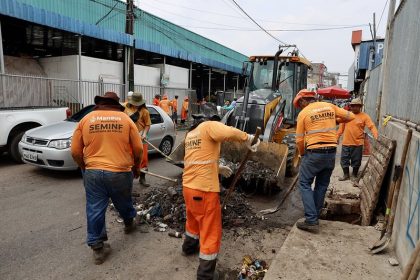 Prefeitura de Manaus realiza trabalhos de limpeza e desobstrução na área comercial do Centro 