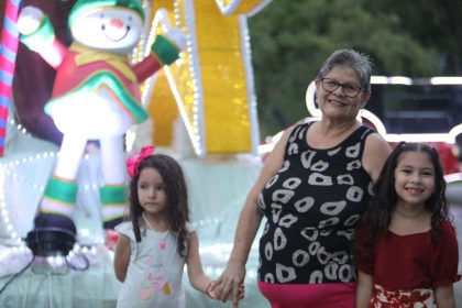 Moradores da zona Sul de Manaus prestigiam desfile dos carros alegóricos da última ‘Caravana Natalina’ da prefeitura