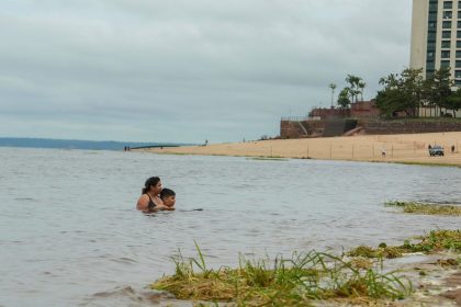 Prefeito David Almeida libera praia da Ponta Negra para banho e reforça programação de fim de ano