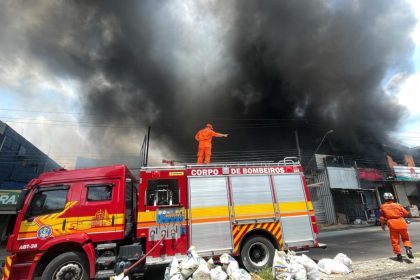Corpo de Bombeiros combate incêndio de grande proporção em área comercial no Jorge Teixeira