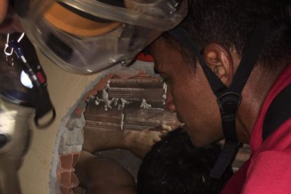 Bombeiros resgatam homem preso entre paredes de duas casas no Lírio do Vale