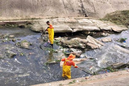 Ecobarreiras instaladas pela Prefeitura de Manaus são aliadas essenciais na contenção de resíduos durante o período de chuvas