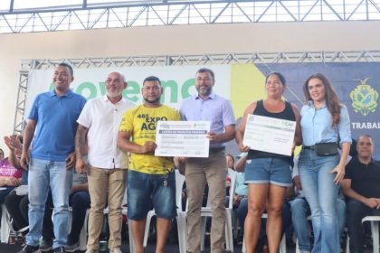 Governo Presente: Idam entrega documentos de regularização e distribui sementes de hortaliças a agricultores na zona norte de Manaus