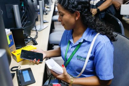 ‘Foi um presente do meu pai, com quem eu tinha acabado de me reencontrar’, diz operadora de caixa que teve o celular restituído pelo RecuperaFone