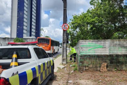 Guardadores de carro arrancam placas da Prefeitura de Manaus que regulamentam a proibição de estacionamento na Ponta Negra