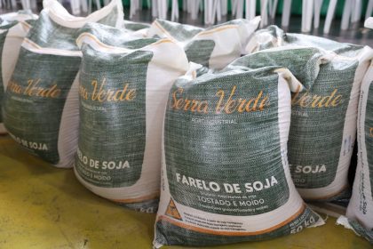 Governo do Amazonas entrega 19 toneladas de ração para aves e bovinos em Manacapuru