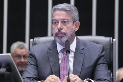 Limite do ganho real do salário mínimo e PEC do abono serão votados amanhã, diz Lira