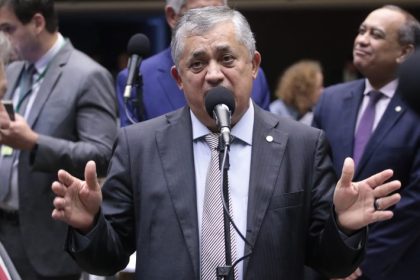 Líder do governo afirma que o pacote de ajuste fiscal estará aprovado na Câmara até quinta-feira