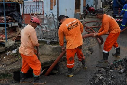 Prefeitura de Manaus intensifica limpeza e desobstrução de rede de drenagem em áreas das zonas Oeste e Centro-Oeste