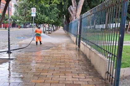 Prefeitura de Manaus realiza operação de limpeza após Réveillon em diversos pontos da cidade