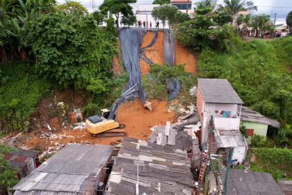 Prefeitura de Manaus atua na área do deslizamento no Redenção e na assistência às famílias