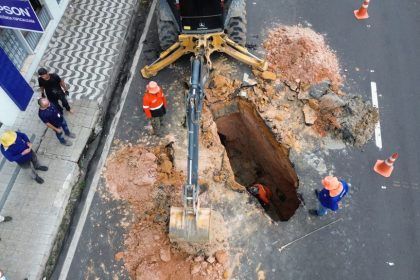 Tubulação na avenida Autaz Mirim recebe obra emergencial da Prefeitura de Manaus