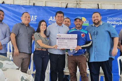 Idam entrega documentos rurais a agricultores familiares de Presidente Figueiredo