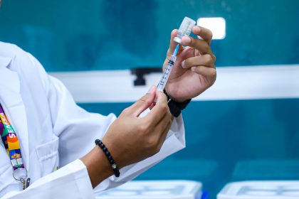 Prefeitura oferta vacinas contra Covid-19, influenza e dengue em nove unidades de saúde neste sábado, 25/1