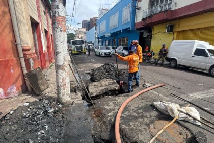 Prefeitura de Manaus realiza limpeza e desobstrução de bueiros em pontos do centro da cidade neste domingo, 12/1