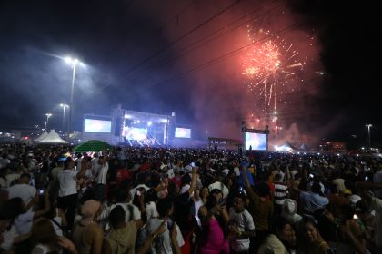 Multidão celebra a chegada de 2025 no Parque Amazonino Mendes, entre as zonas Norte e Leste da capital