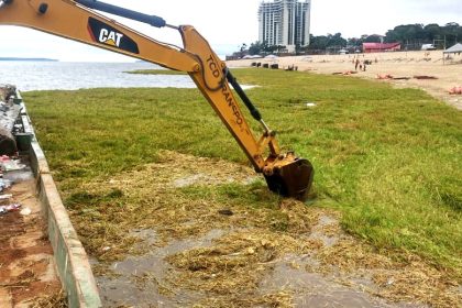 Prefeitura de Manaus intensifica retirada de vegetação aquática na Ponta Negra para garantir navegação e segurança