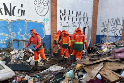 Prefeitura de Manaus realiza operação de limpeza em prédio abandonado e combate proliferação de doenças