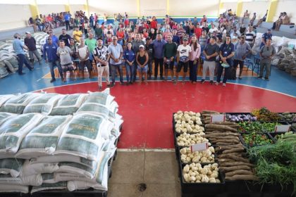 Produtores rurais de Manaquiri são beneficiados com ração para animais e Aquisição de alimentos da agricultura familiar