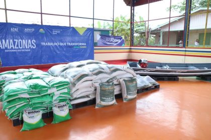 Em Careiro da Várzea, Governo do Amazonas entrega ração e alevinos a produtores rurais