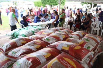 Em Presidente Figueiredo, Sepror atende produtores rurais com entregas de ração para aves e bovídeos