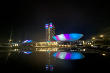 Congresso ganha projeção das cores da bandeira trans nesta quarta-feira