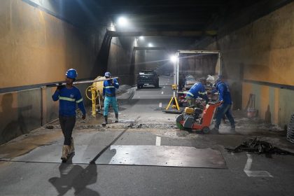 Prefeitura de Manaus finaliza serviço de instalação de novas tampas no viaduto Roberto Campos, no bairro São Jorge