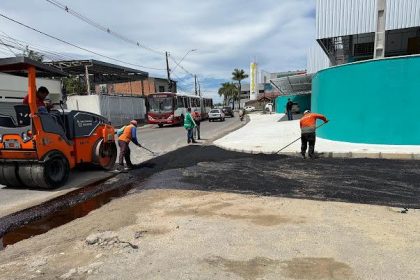 Comunidade Fazendinha, no bairro Cidade de Deus, recebe serviços de recuperação asfáltica