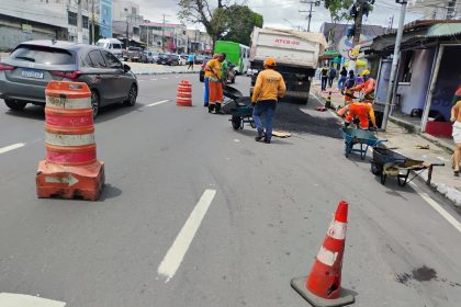 Avenida Constantino Nery recebe serviço de recuperação asfáltica