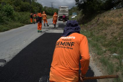Prefeitura de Manaus avança com serviços de recuperação asfáltica no ramal do Brasileirinho